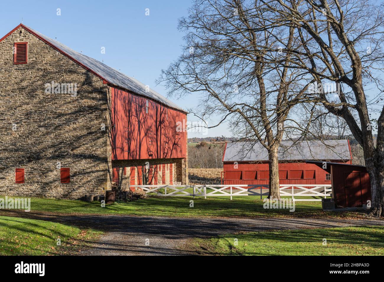 Pittoresco fienile rosso nella Pennsylvania rurale in autunno Foto Stock