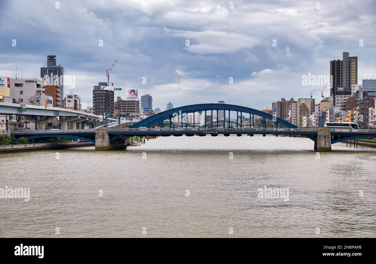 Tokyo, Giappone - 24 ottobre 2019: Ponte Komagata ad arco blu sul fiume Sumida che collega Komagata con Higashi-komagata.Tokyo. Giappone Foto Stock