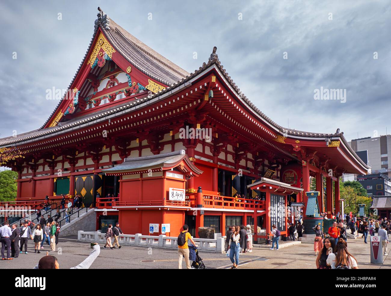 Tokyo, Giappone - 24 ottobre 2019: La vista di Hondo (o Kannon-do), il tempio principale edificio di Sensoji Kannon tempio dedicato a Kannon. Asakusa. Tokyo Foto Stock