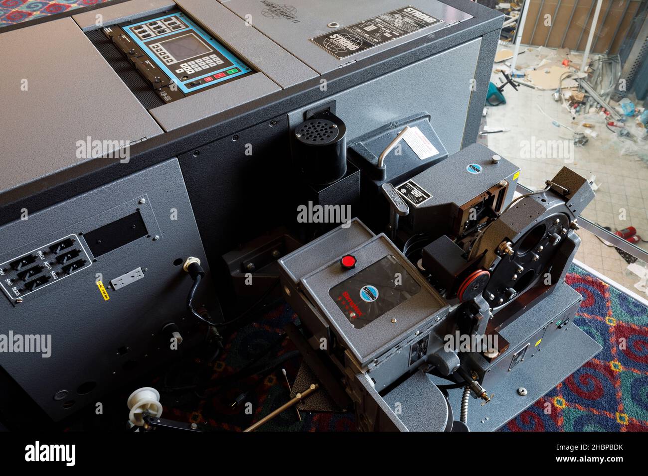 Un proiettore cinematografico analogico che si trova sul suo lato Foto Stock