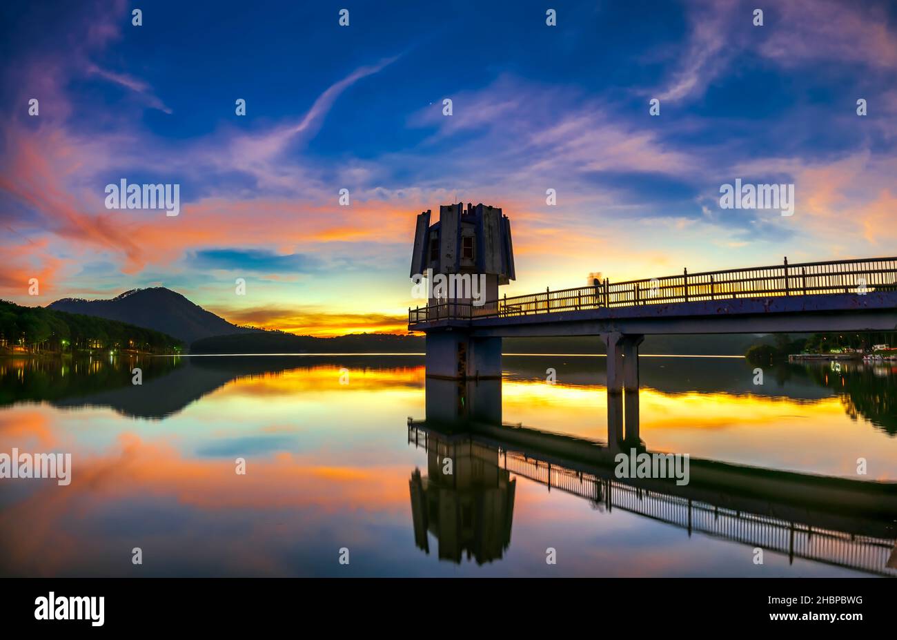 I colori brillanti del tramonto sul lago, dove si trova la diga idroelettrica, attraggono molti visitatori per rilassarsi nei fine settimana Foto Stock