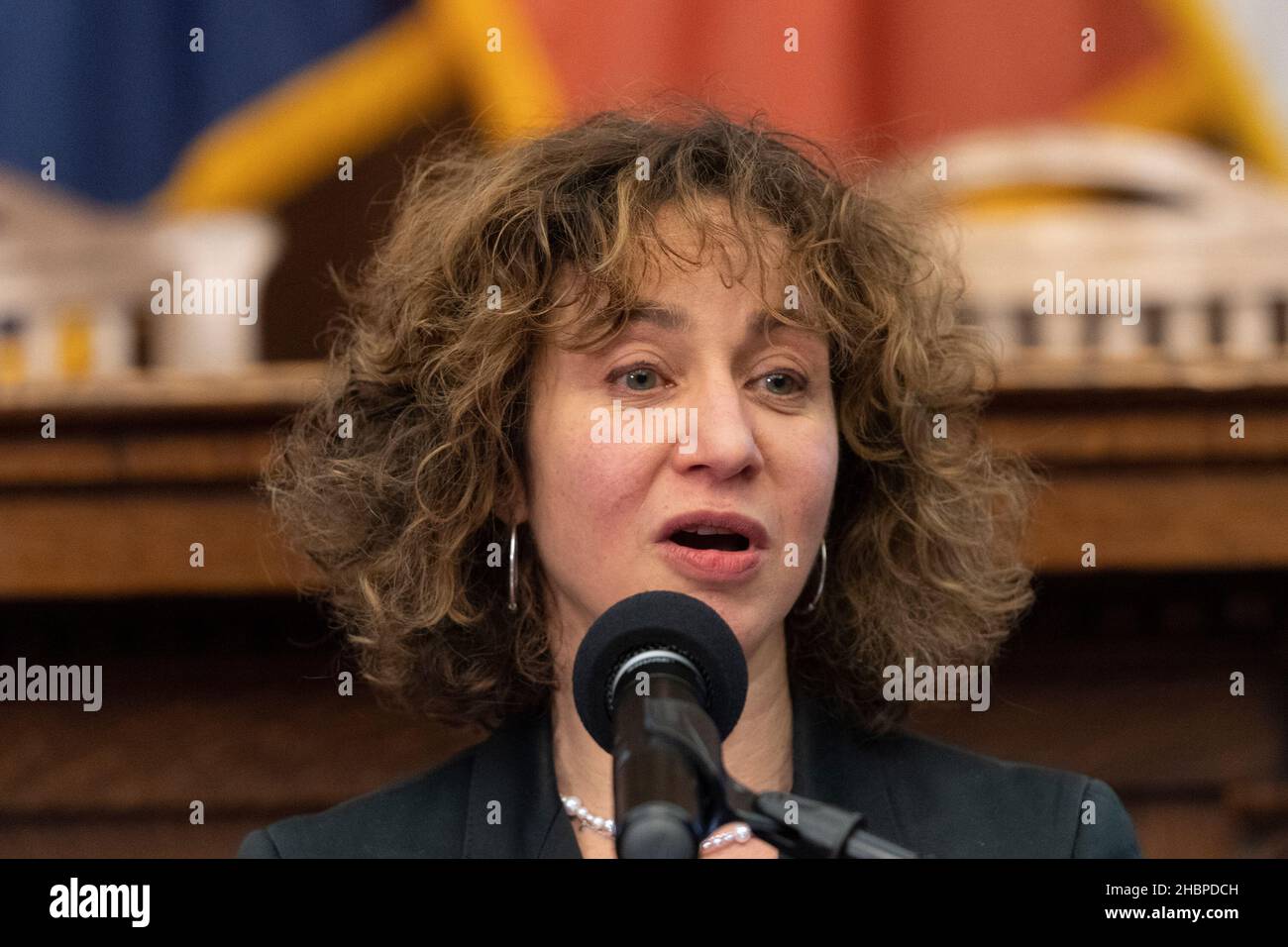 New York, Stati Uniti. 20th Dic 2021. Meera Joshi il vice sindaco entrante per le operazioni parla durante il sindaco-eletto Eric Adams svelando i suoi deputati al Brooklyn Borough Hall di New York il 20 dicembre 2021. (Foto di Lev Radin/Sipa USA) Credit: Sipa USA/Alamy Live News Foto Stock