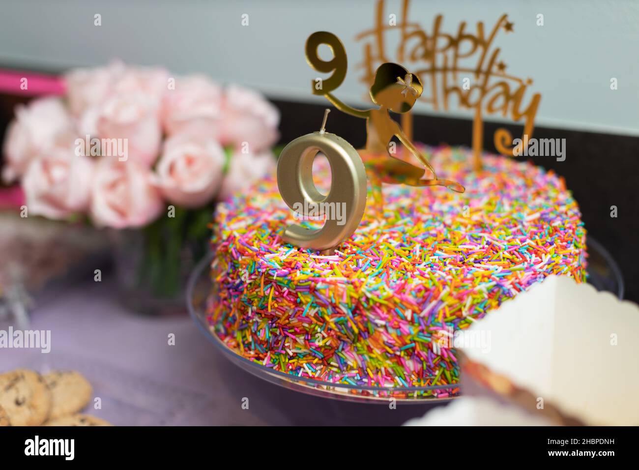 torta di compleanno. gioielli numero nove e ballerina Foto Stock