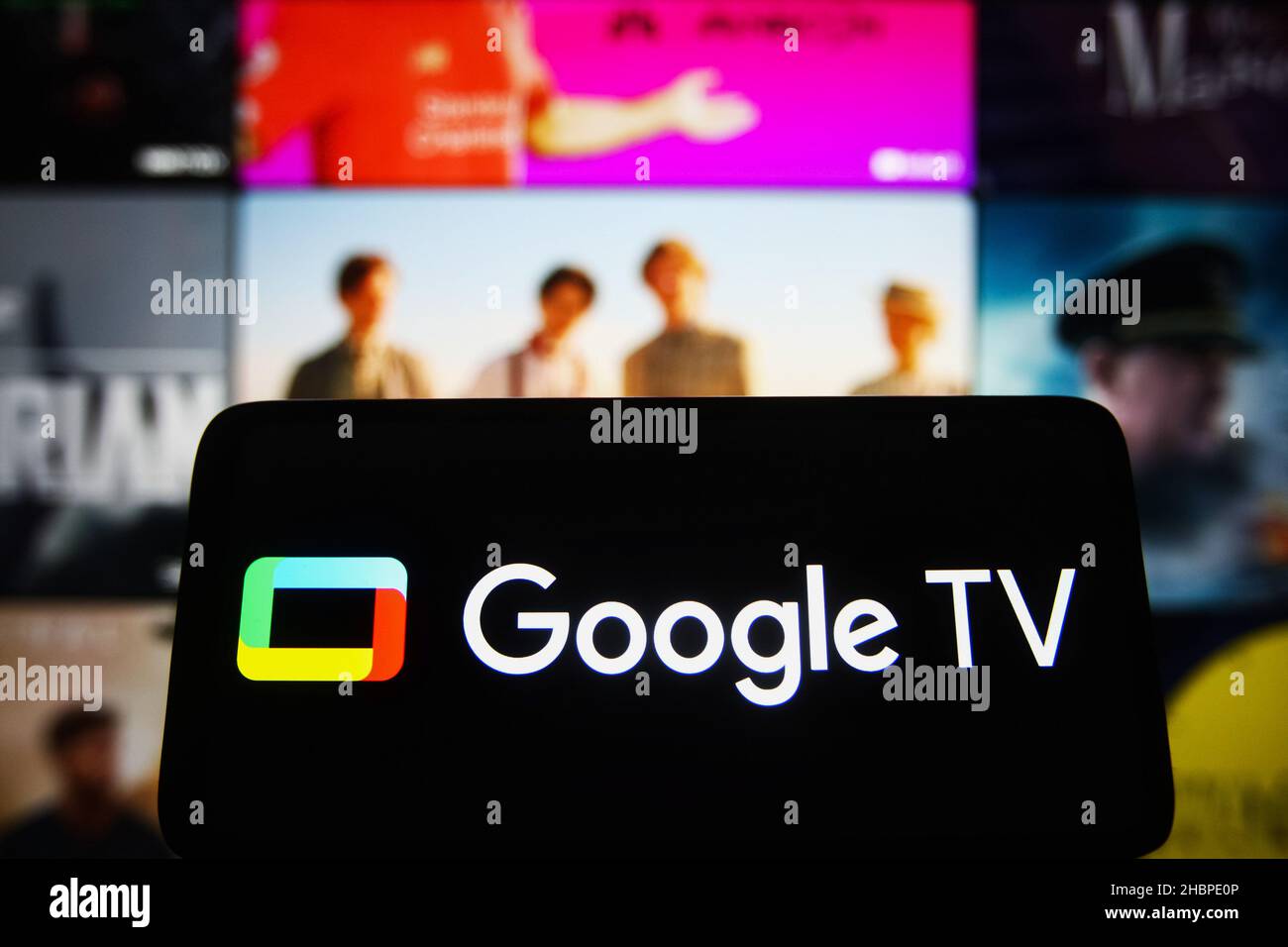Ucraina. 20th Dic 2021. In questa immagine, sullo schermo dello smartphone viene visualizzato il logo Google TV. (Foto di Pavlo Gonchar/SOPA Images/Sipa USA) Credit: Sipa USA/Alamy Live News Foto Stock