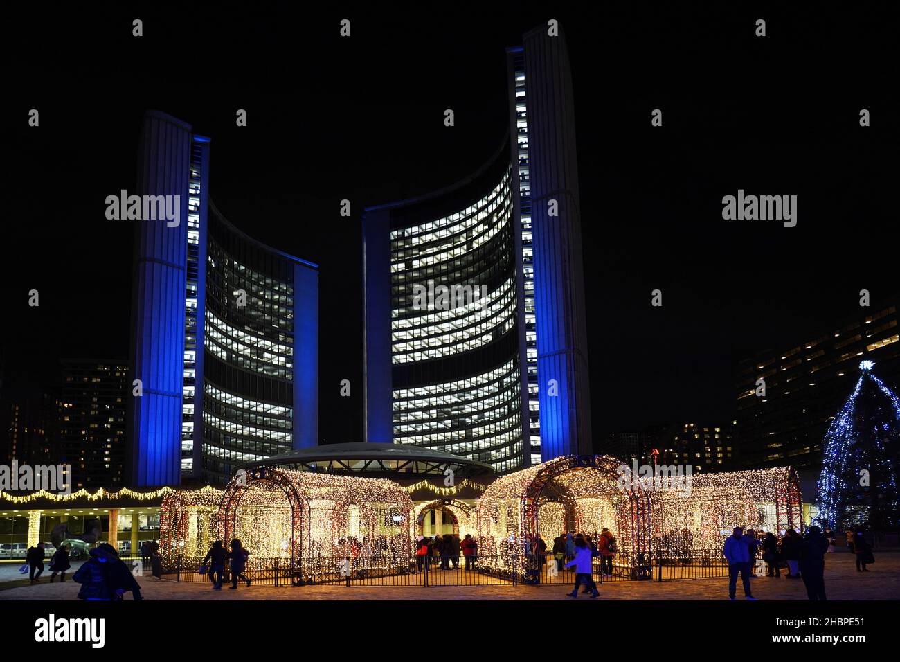 Toronto, Canada - 20 dicembre 2021: Toronto City Hall Square è illuminata con luci luminose ogni anno per la stagione natalizia. Foto Stock
