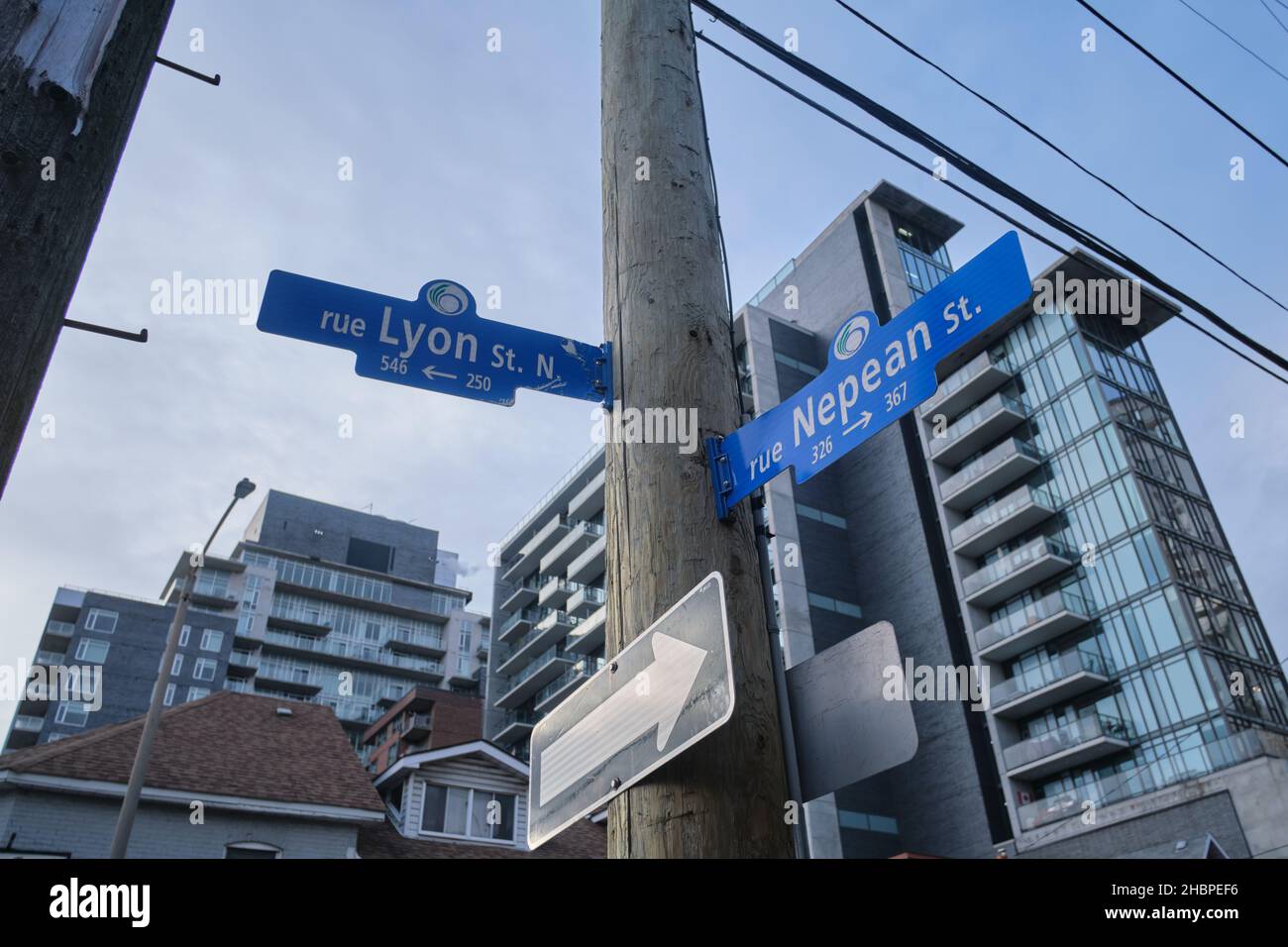 OTTAWA, ONTARIO, CANADA - 14 NOVEMBRE 2021: Segnaletica stradale all'angolo tra Lyon Street North e Nepean Street nel centro città. Foto Stock