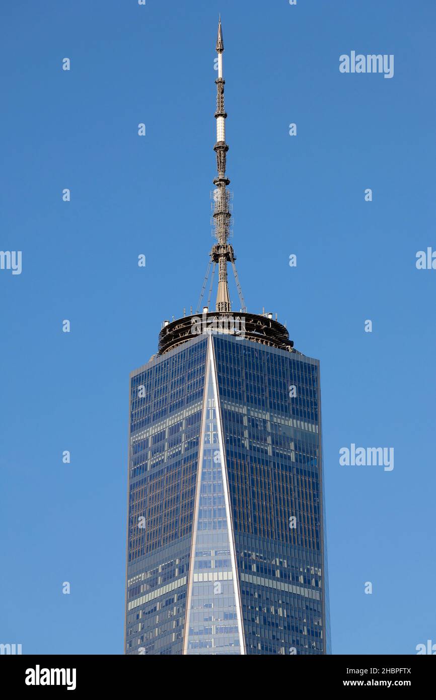 One World Trade Center e la sua guglia sul tetto contro un cielo soleggiato, New York, New York. Foto Stock