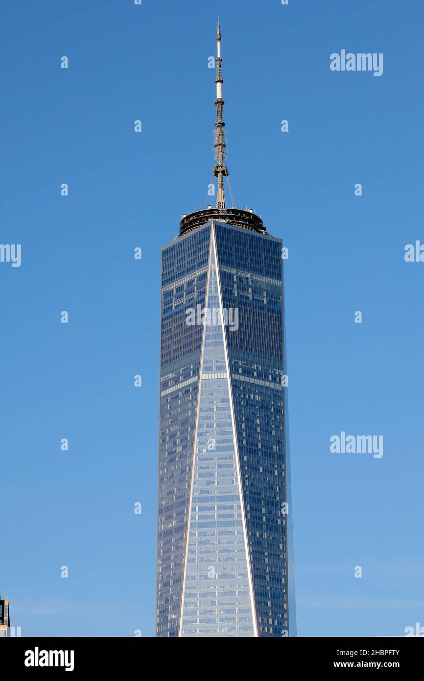 One World Trade Center contro un cielo soleggiato, New York, New York. Foto Stock