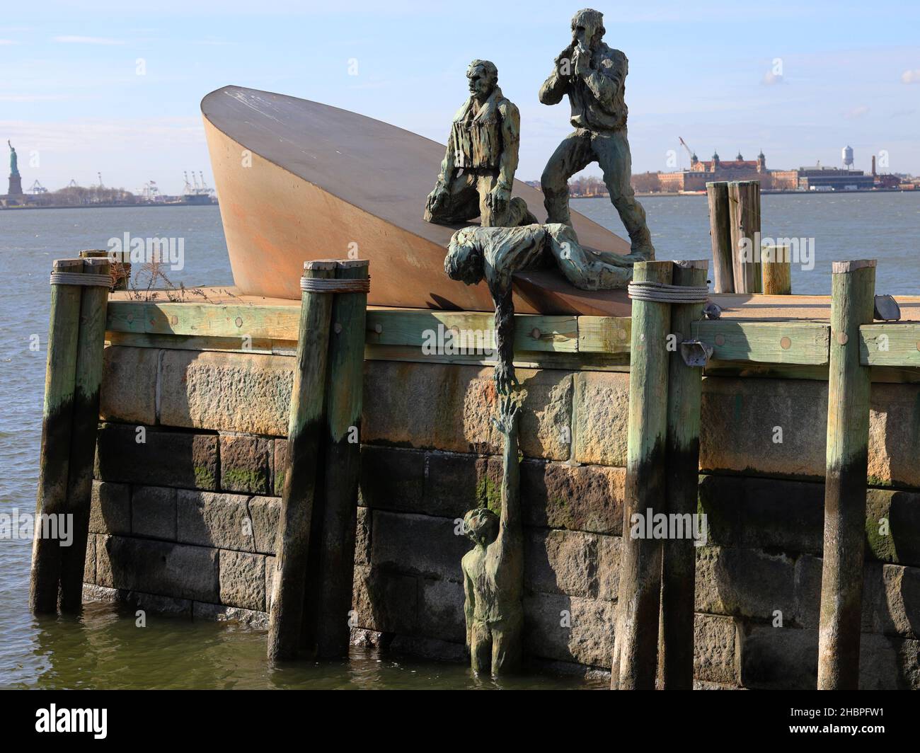 American Merchant Mariners Monument, Battery Park, New York, una scultura che celebra le migliaia di mercantili che sono morti in mare. Foto Stock