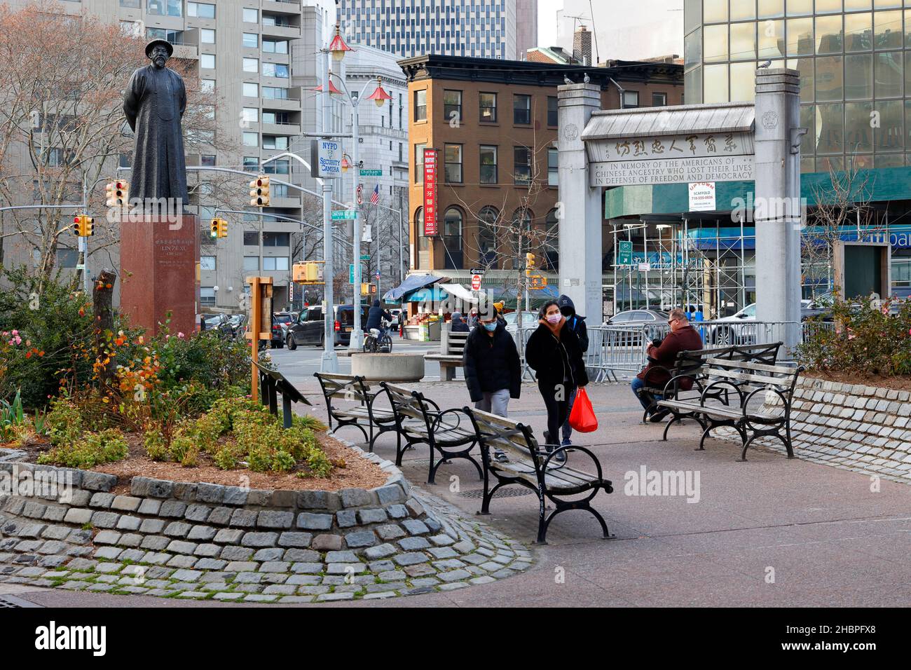 Kimlau Square, il Kimlau Memorial Arch e la statua in Ze Xu a Manhattan Chinatown, New York, NY. 華埠, 紐約, 唐人街, Foto Stock