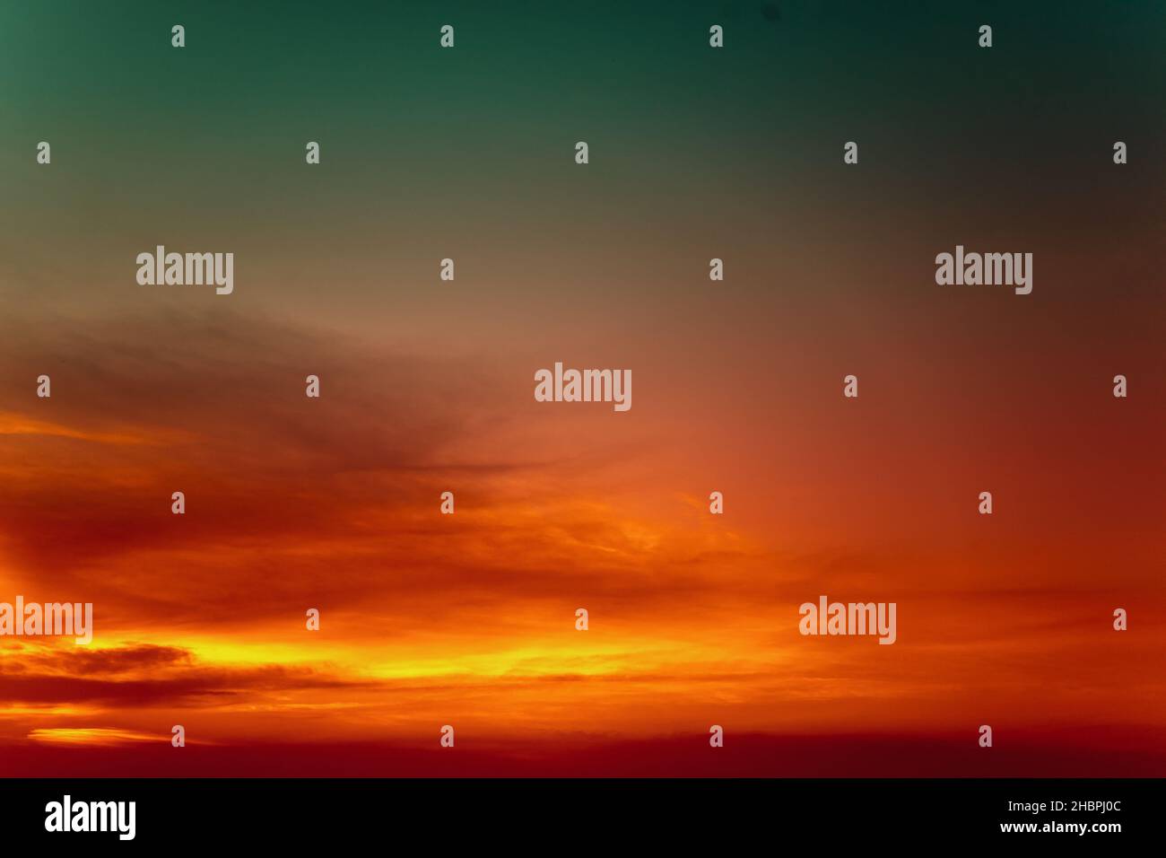 Cielo drammatico rosso al tramonto. Texture del cielo. Sfondo astratto della natura Foto Stock