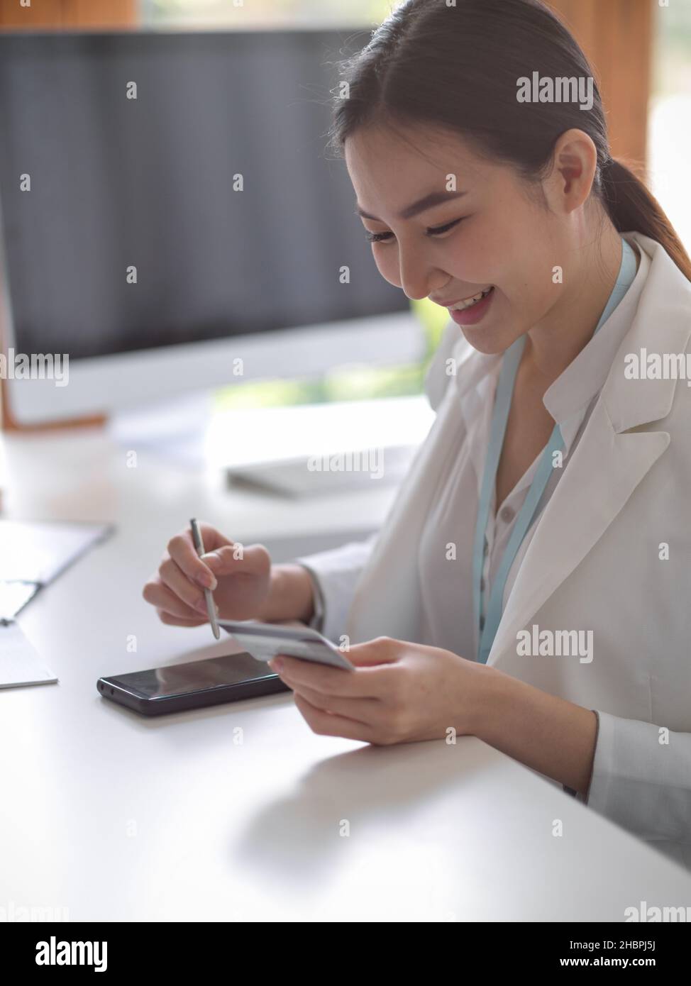 Un ritratto di una bella donna d'affari che controlla il suo libro paga su un'applicazione di mobile banking. Una donna sta facendo un acquisto e pagando per esso in linea. Foto Stock