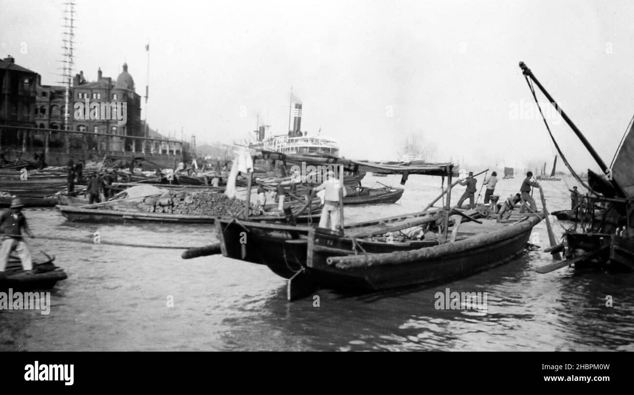 Barche sul fiume, Shanghai, Cina, primi del 1900s Foto Stock