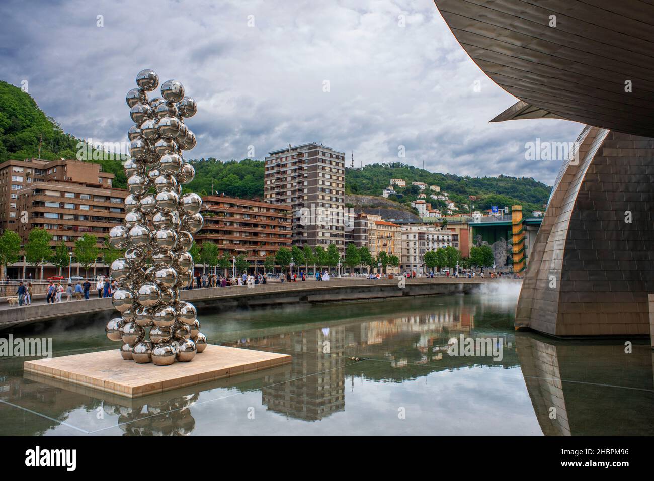 Museo Guggenheim e mostra d'arte Silver Balls, attrazioni famose nella parte della Città Nuova di Bilbao, Paesi Baschi, Spagna Foto Stock