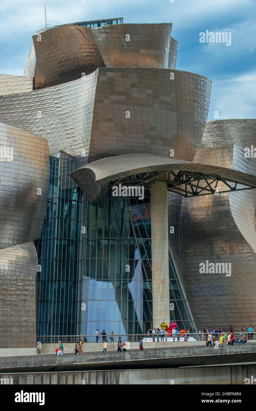 Spagna viaggio città, vista al tramonto del Frank Gehry progettato Guggenheim Museum nel centro di Bilbao, Spagna settentrionale. Foto Stock