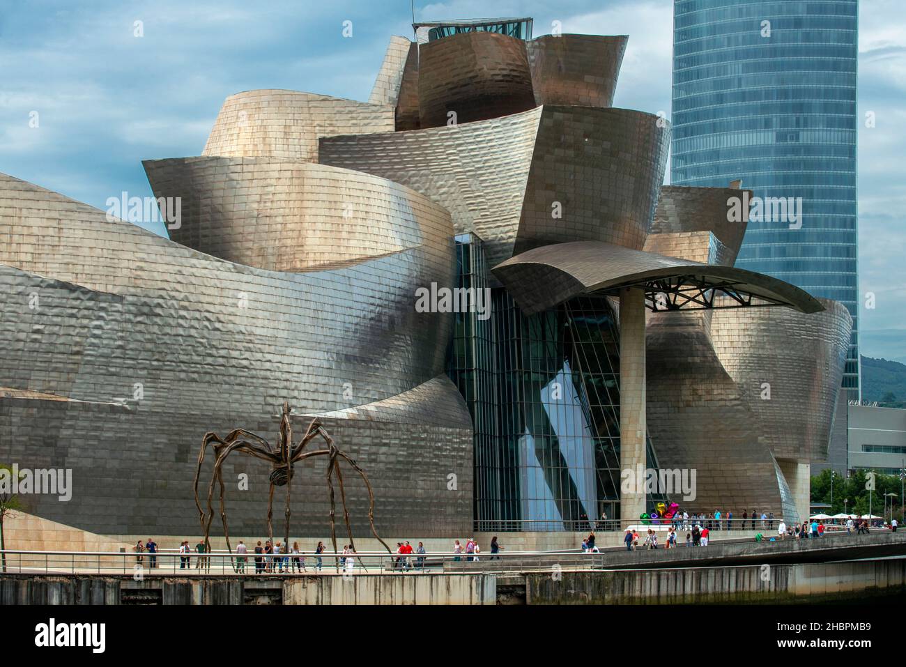 Spagna viaggio città, vista al tramonto del Frank Gehry progettato Guggenheim Museum nel centro di Bilbao, Spagna settentrionale. Foto Stock