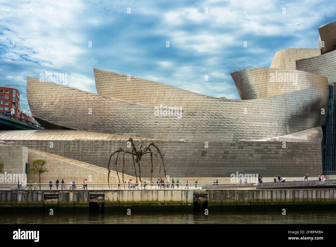 Spider scultura 'Maman' da Louise Bourgeois al di fuori del museo Guggenheim a Bilbao, Spagna Foto Stock