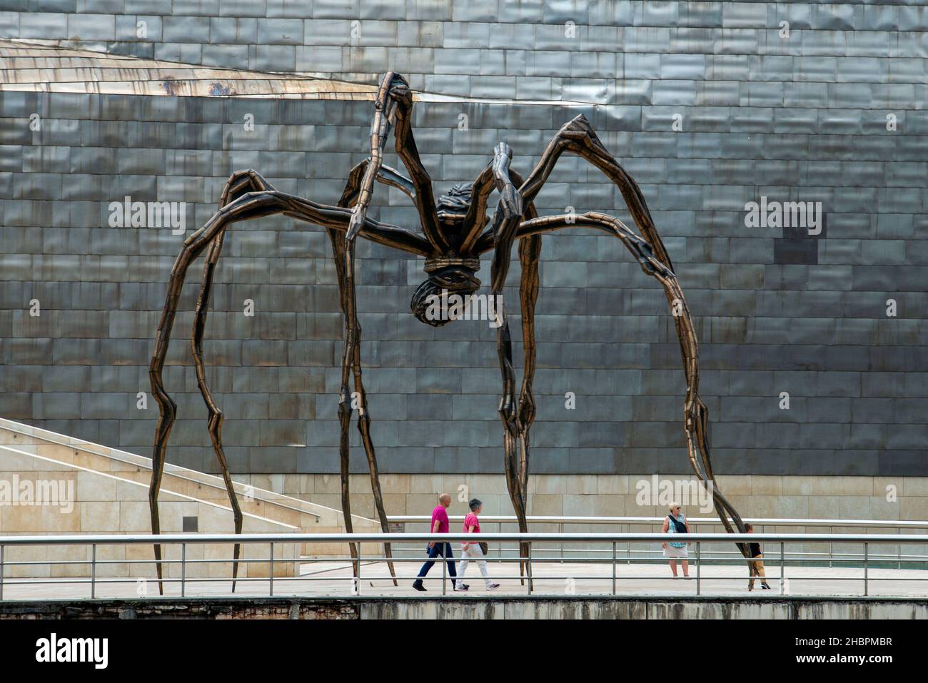 Spider scultura 'Maman' da Louise Bourgeois al di fuori del museo Guggenheim a Bilbao, Spagna Foto Stock
