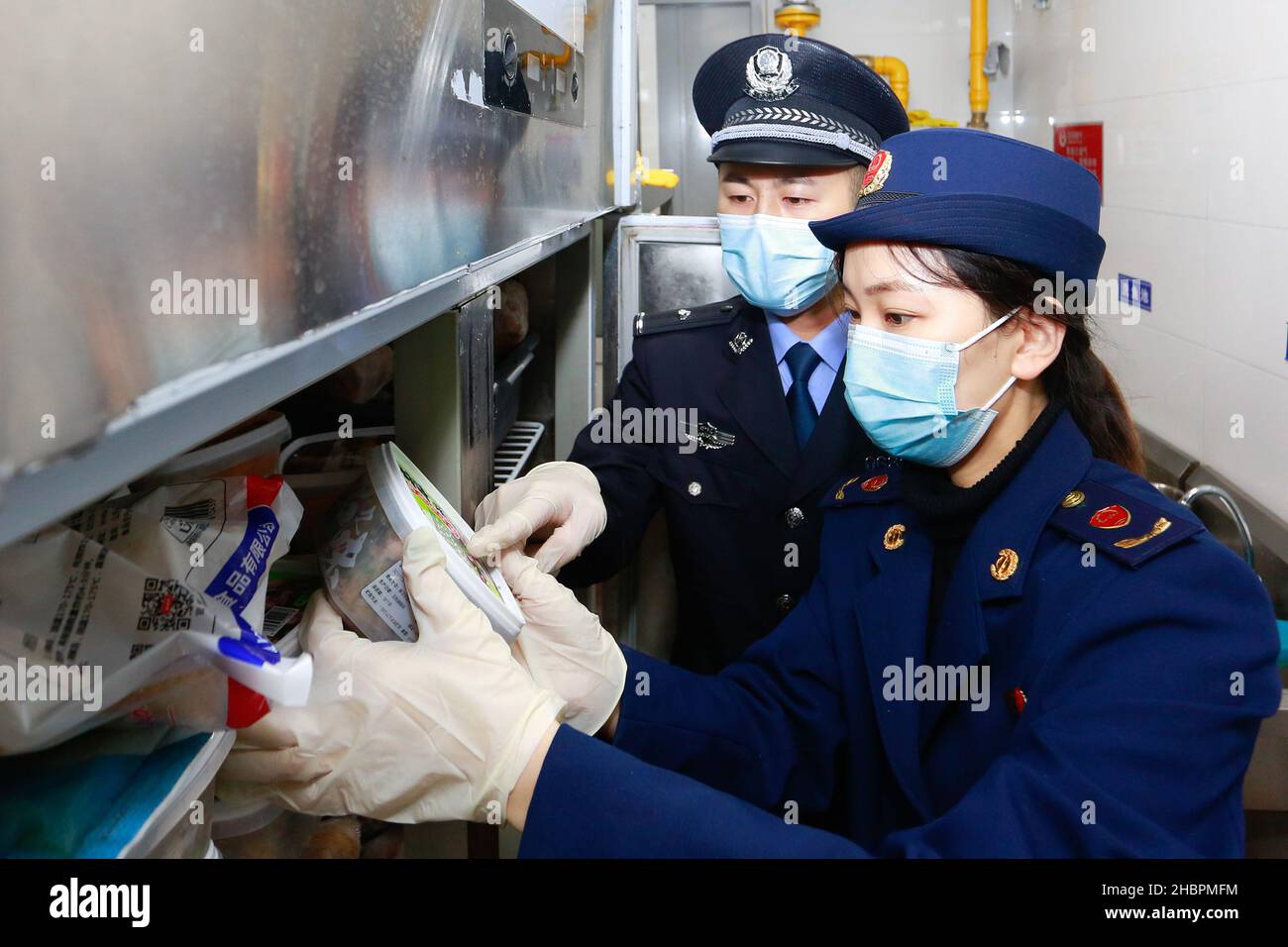 ZHOUSHAN, CINA - 21 DICEMBRE 2021 - gli agenti dell'applicazione della legge ispezionano il cibo freddo-catena nella città di Zhoushan, provincia di Zhejiang, Cina, il 21 dicembre 202 Foto Stock