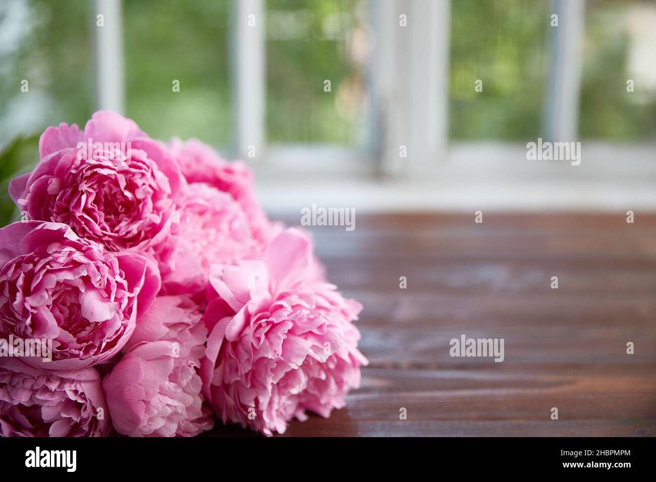 Fiori in primo piano su una superficie di legno. Un luogo per un prodotto o un testo. Foto Stock