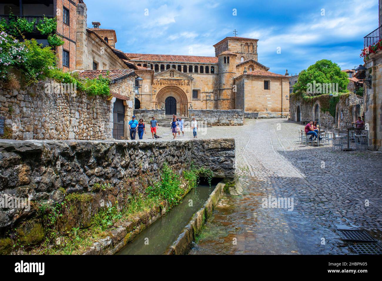 Chiostro romanico della Colegiata de Santa Juliana de Santillana del Mar, Cantabria, Spagna Foto Stock