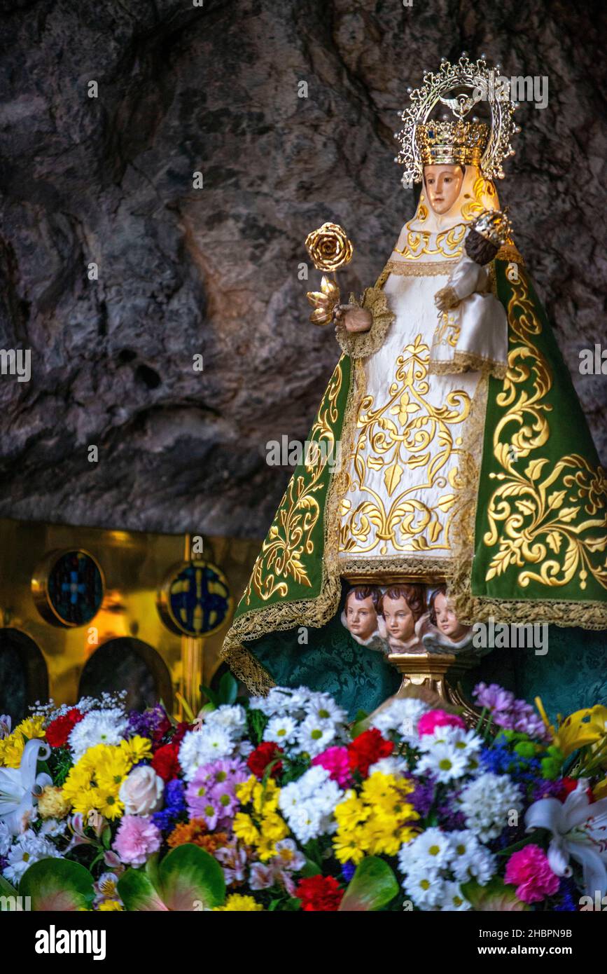 Nostra Signora di Covadonga. La Beata Vergine Maria, e un santuario mariano a lei dedicato a Basílica de Santa María la Real de Covadonga chiesa cattolica in Foto Stock