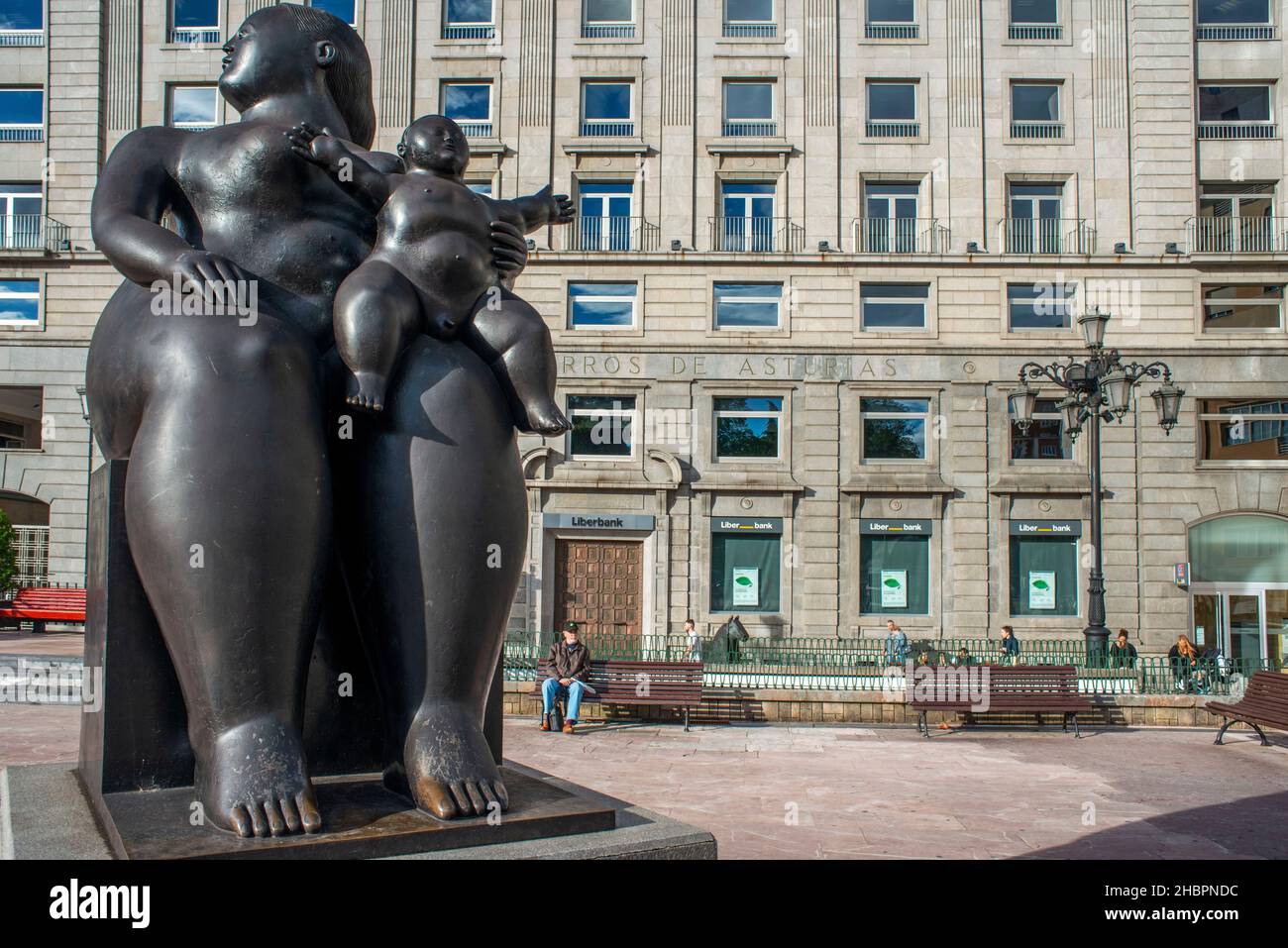 Maternità, di Fernando Botero. Piazza Escudalera, Oviedo, Spagna Foto Stock