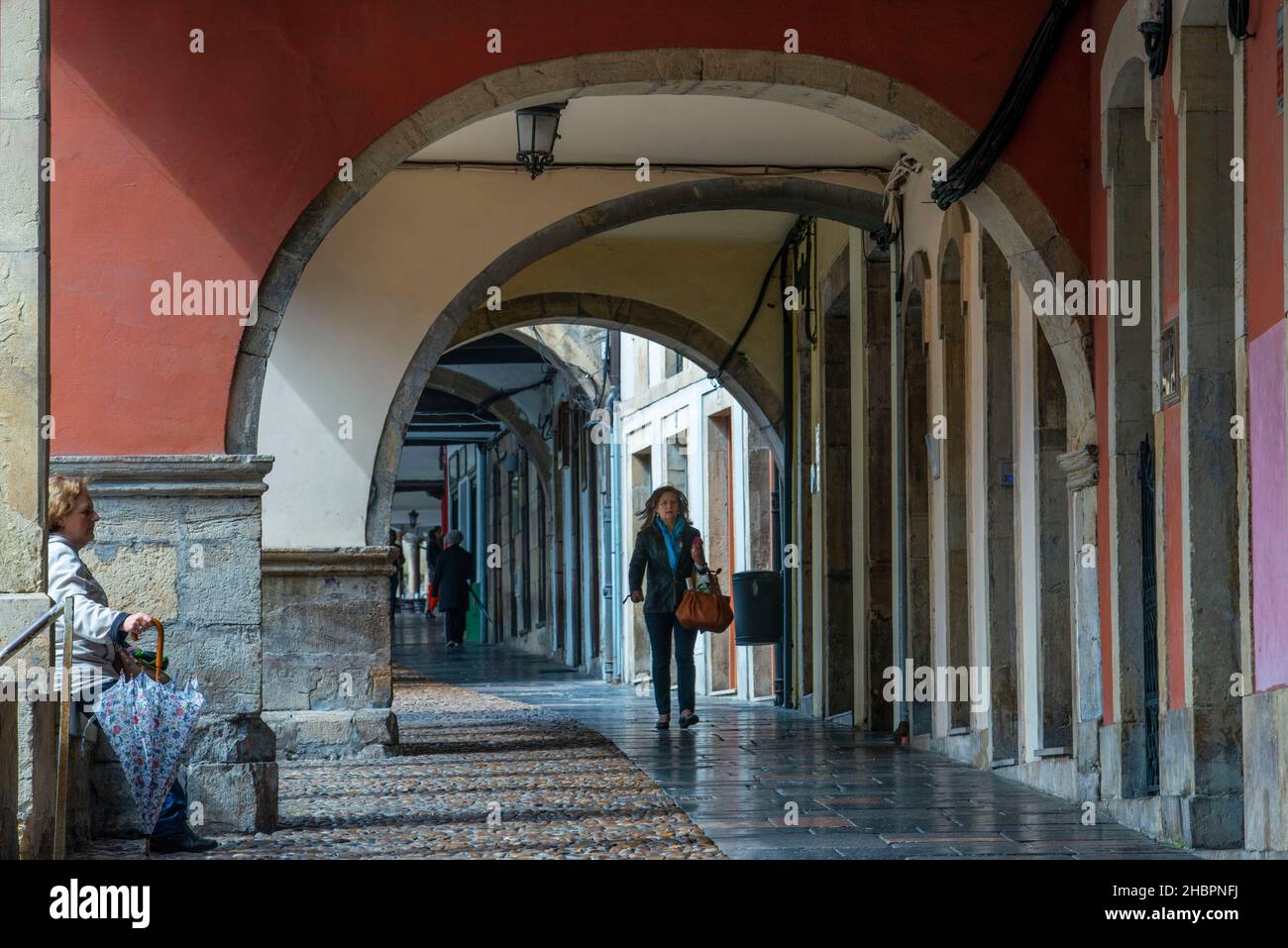 Portici e colonne in via Galiana nella famosa città antica di Aviles, Asturie, Spagna. Costruita nel XVII secolo, in coincidenza con la t Foto Stock