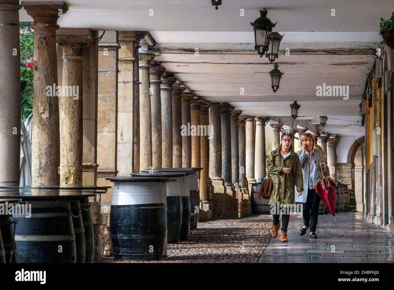 Portici e colonne in via Galiana nella famosa città antica di Aviles, Asturie, Spagna. Costruita nel XVII secolo, in coincidenza con la t Foto Stock