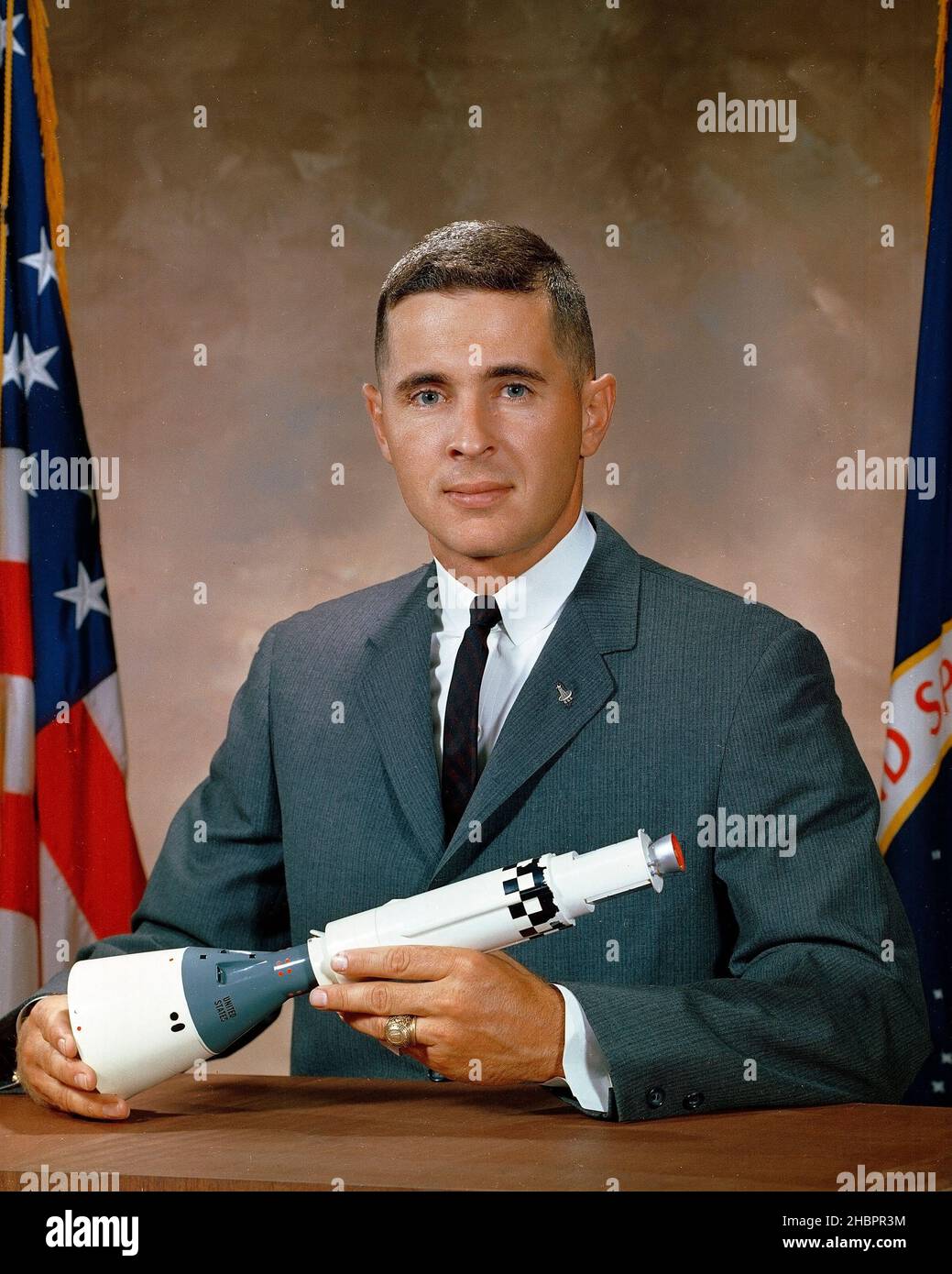 Questo è il ritratto ufficiale della NASA dell'astronauta William Anders. Anders fu commissionato nell'Air Force dopo la laurea dall'Accademia Navale e servì come pilota da caccia in squadroni di intercettazione per tutte le stagioni del comando Air Defense. In seguito è stato responsabile della gestione tecnica dei programmi di schermatura del reattore nucleare e di effetti di radiazione mentre si trovava al laboratorio di armi dell'Aeronautica militare nel New Mexico. Nel 1964, Anders è stato selezionato dalla National Aeronautics and Space Administration (NASA) come astronauta con responsabilità per dosimetria, effetti delle radiazioni e controlli ambientali Foto Stock
