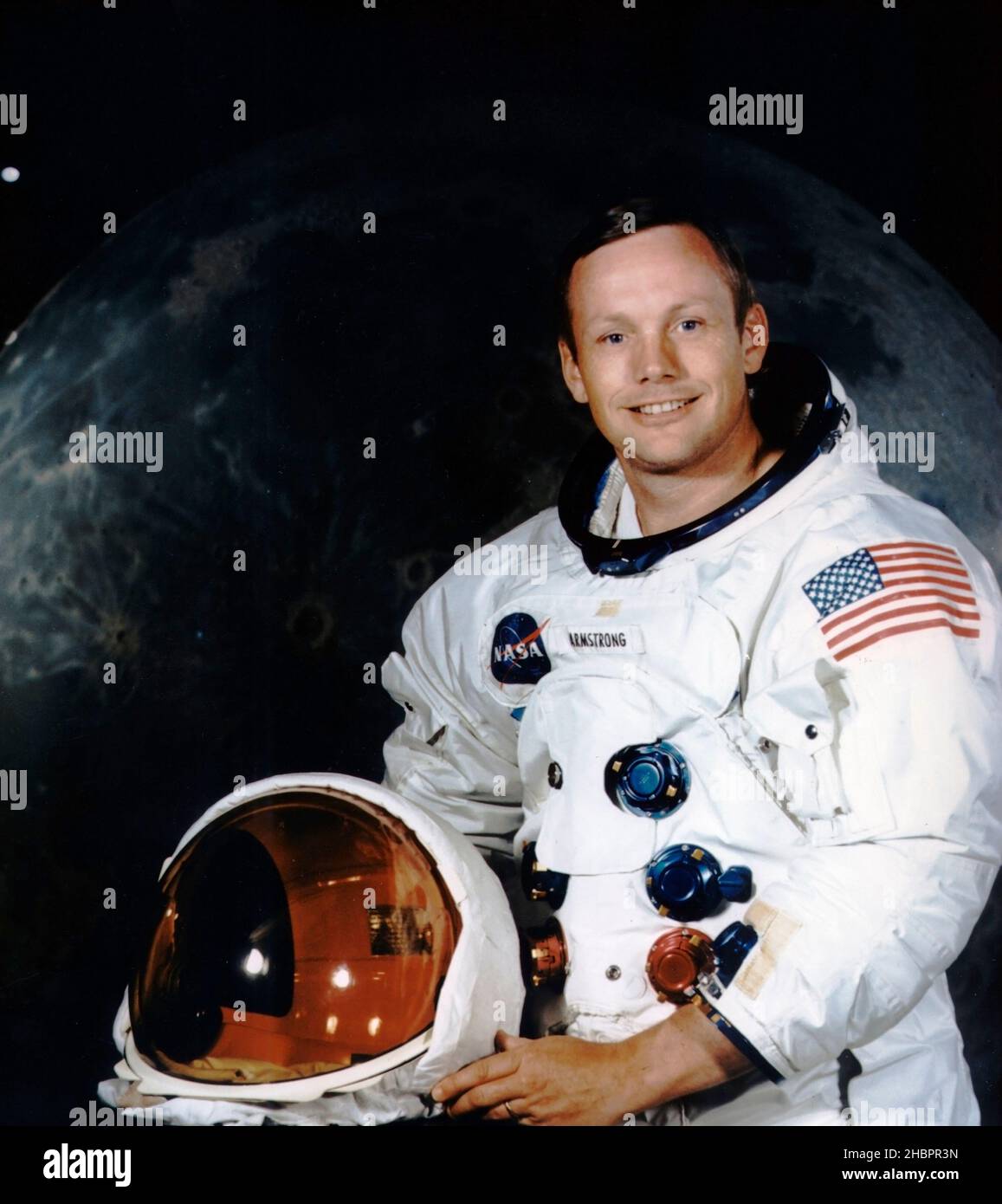Neil Armstrong, indossato nella sua tuta spaziale, si pone per il suo ritratto ufficiale Apollo 11. Armstrong iniziò la sua carriera di aviatore navale. Ha volato 78 missioni di combattimento durante la guerra di Corea. Armstrong si unì al predecessore della NASA, la NACA (National Advisory Committee for Aeronautics), come pilota di ricerca presso il Lewis Laboratory di Cleveland e successivamente trasferito alla NACA High Speed Flight Station di Edwards AFB, California. È stato un pilota di progetto su molti aerei pionieristici ad alta velocità, compreso il 4.000 mph X-15. Ha volato oltre 200 diversi modelli di velivoli, tra cui jet, razzi, eliche Foto Stock