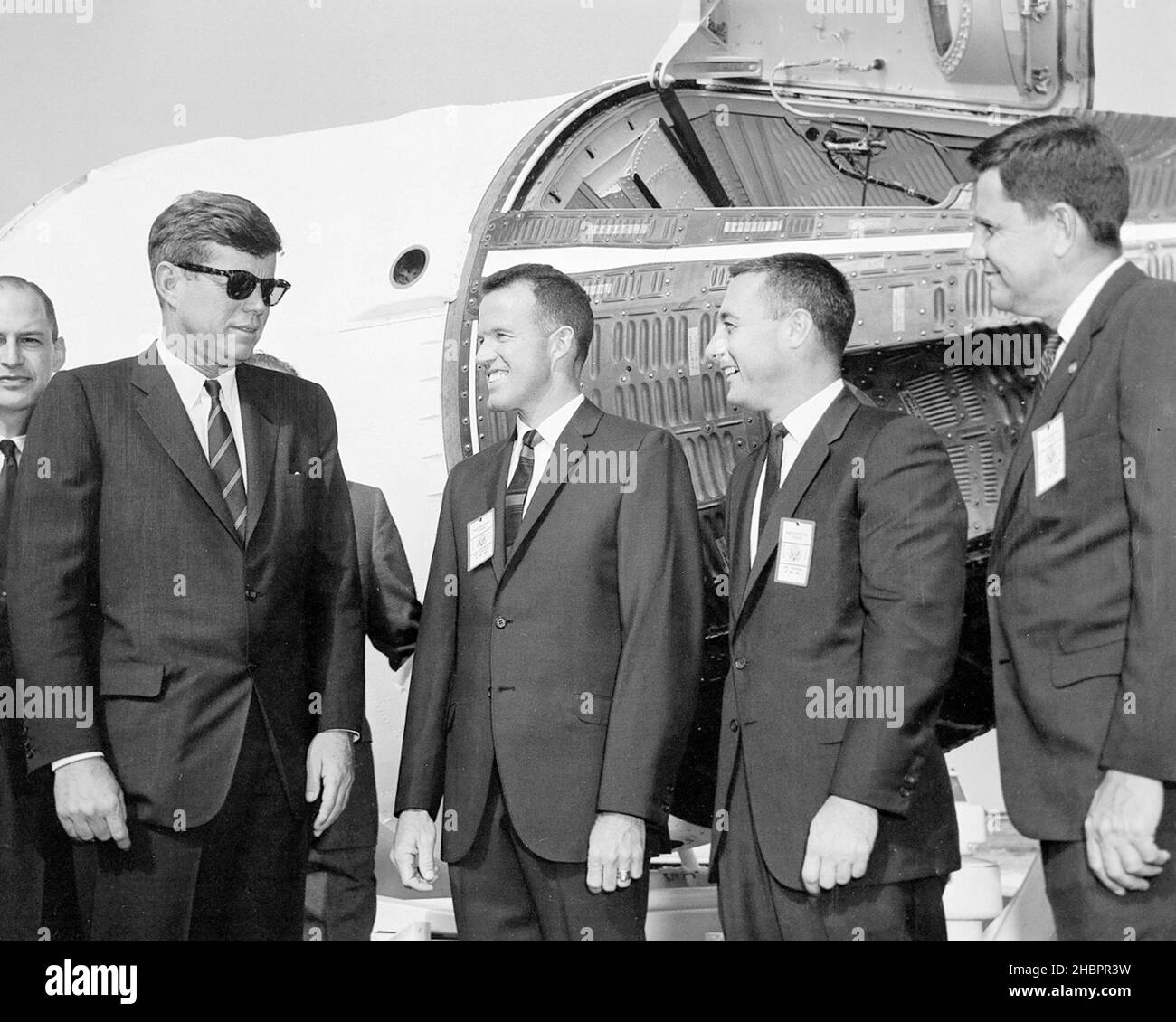 CAPE CANAVERAL Flat. -- il presidente John F. Kennedy visita l'allegato del test missilistico di Cape Canaveral in Florida. Di fronte ad una navicella spaziale Gemini, da sinistra, si trovano George M. Low, capo della NASA del volo spaziale presidiato parzialmente visibile, Kennedy, l'astronauta L. Gordon Cooper, l'astronauta Virgil I. Grissom e G. Merritt Preston, il responsabile della NASA della gamma missilistica atlantica. Foto Stock