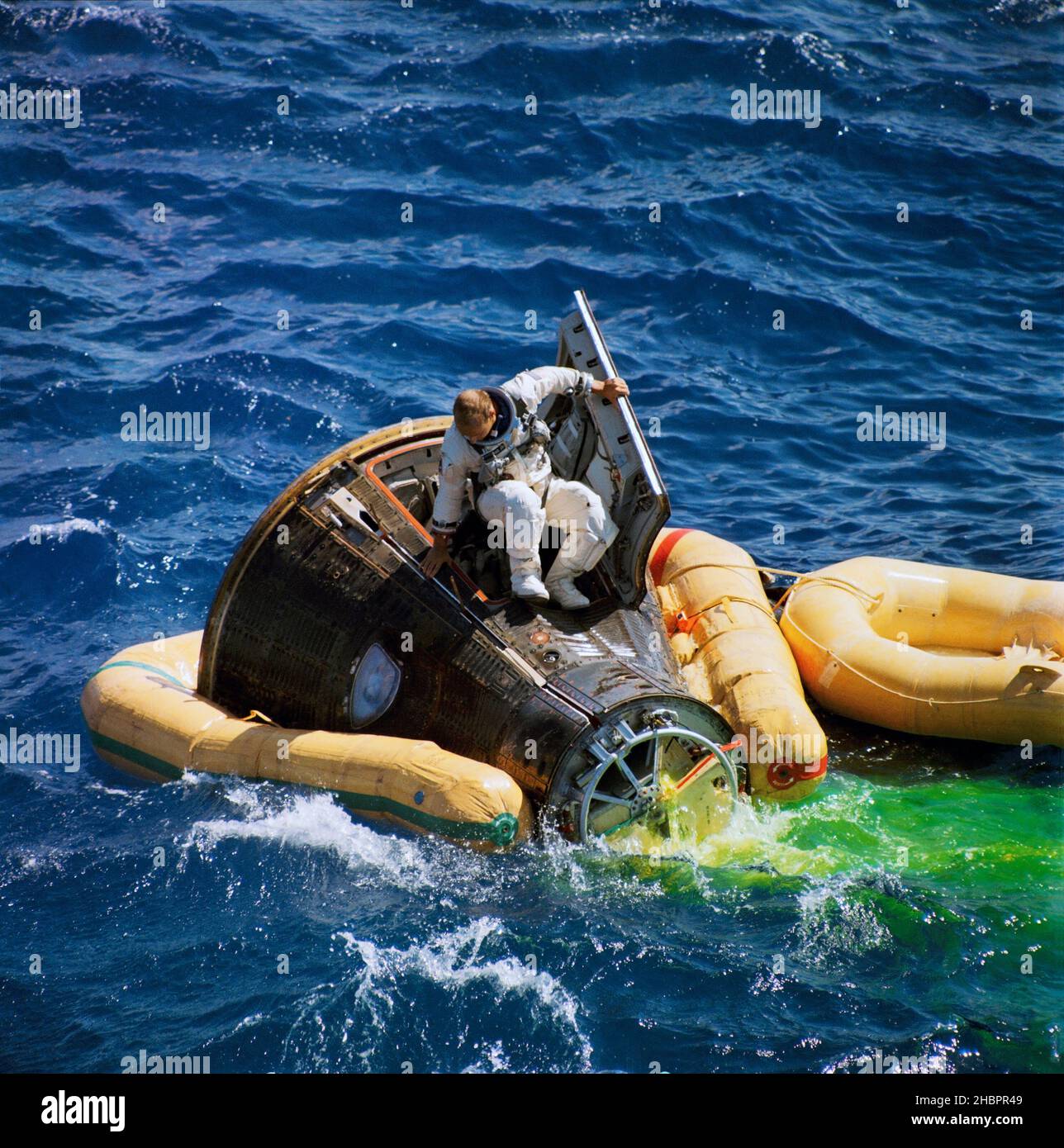 (15 Settembre 1966) --- astronauta Charles Conrad Jr., pilota di comando del semaforo Gemini-11, sale dalla navicella a pochi minuti dallo splashdown. L’astronauta Richard F. Gordon Jr., pilota, ha ancora chiuso il suo portello. Una squadra di frogman della Marina degli Stati Uniti ha attaccato un collare di galleggiamento alla navicella spaziale. Un elicottero di recupero dalla USS Guam prese i due astronauti Foto Stock