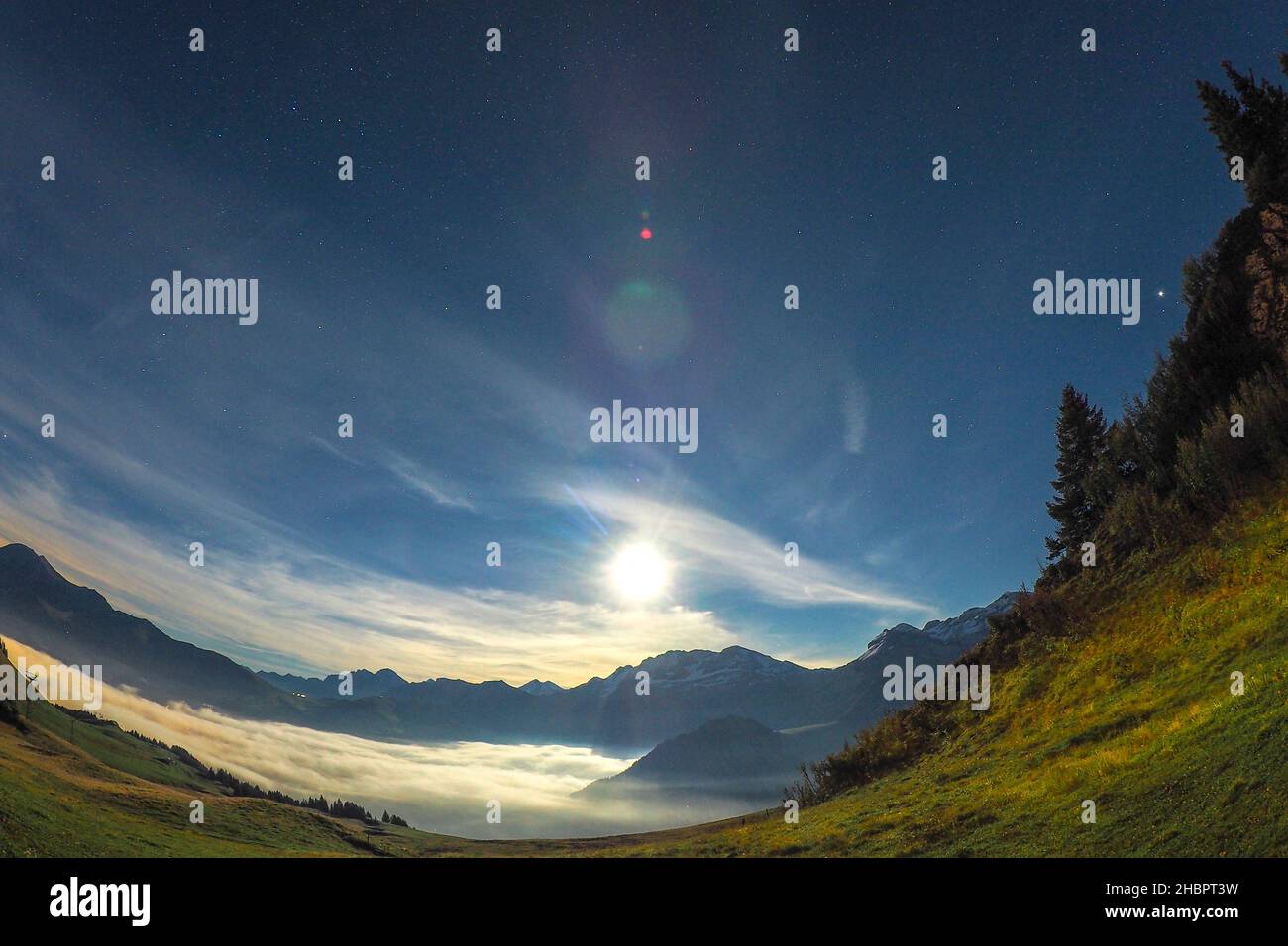 Vollmond über dem Simmental bei Lenk Foto Stock