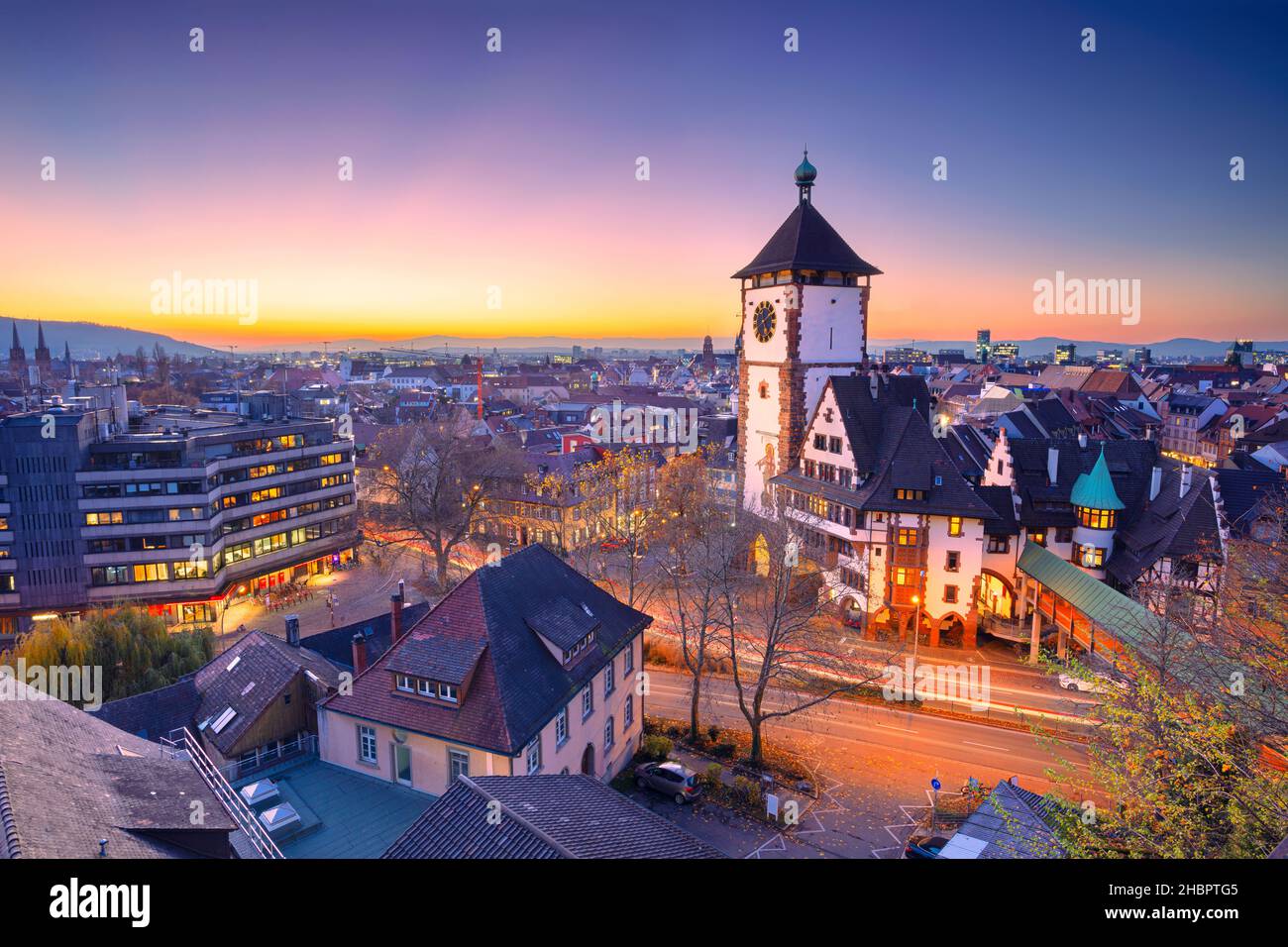 Friburgo in Breisgau, Germania. Immagine aerea del paesaggio urbano di Friburgo in Breisgau, Germania con la porta sveva al tramonto d'autunno. Foto Stock