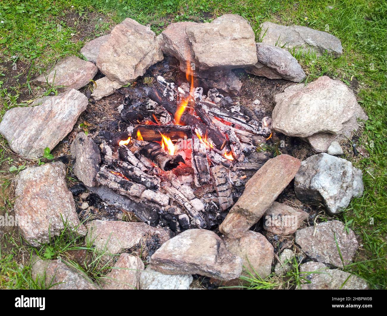 Falò, bruciare, bruciare, fuoco, camino, pietre, vacanza, prato, da, sopra, campeggio, all'aperto, all'aperto, fiamme, barbecue caldo Foto Stock