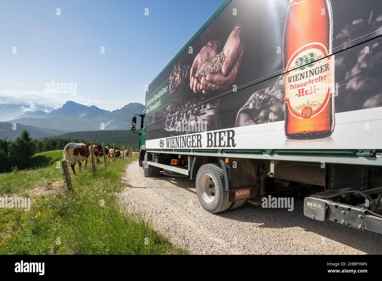 Brauerei Wieninger liefert Bier und Getränke auf die Stoißer Alm auf dem Teisenberg (1334m), Berchtesgaden Alpen (Bayern, Oberbayern, Berchtesgadener Foto Stock