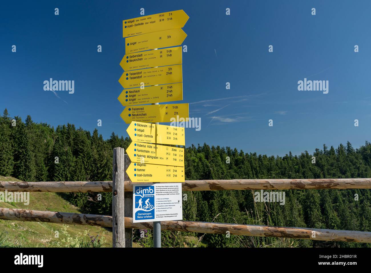 Beschilderung der Wander- und Mountainbikewege auf der Stoißeralm auf dem Teisenberg (1334m) mit Hochstaufen und Zwiesel, Berchtesgaden Alpen (Bayern, Foto Stock