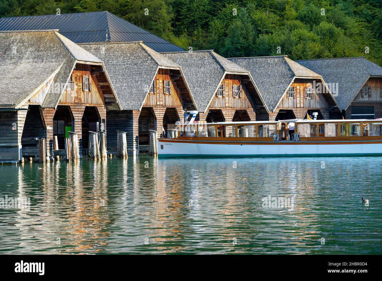 Die Schifffahrt auf dem Königsees vor Bartholomä im Berchtesgadener Land, Oberbayern, Deutschland, Die Boote kehren am Abend ind die Bootshütte an de Foto Stock