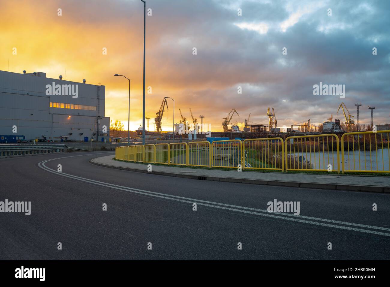 Strada asfaltata che attraversa un'area industriale, immagine perfetta come sfondo per il rendering 3D Foto Stock