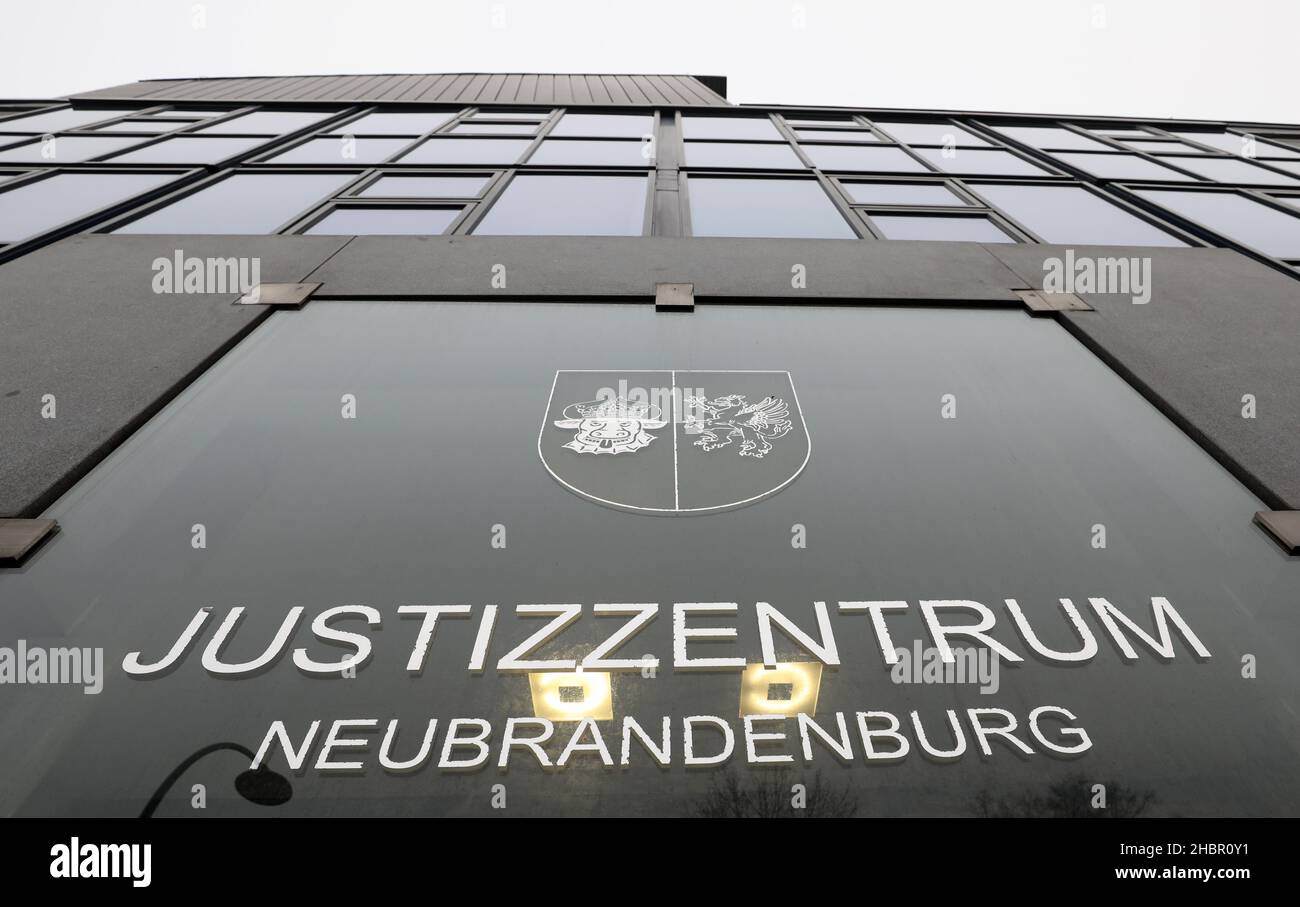 Neubrandenburg, Germania. 21st Dic 2021. Presso la corte locale del centro di giustizia continua il processo contro la madre dopo la morte violenta di Leonie di sei anni da Torgelow. Il convenuto è accusato di omicidio negligente per omissione. Il verdetto contro i 27 anni sarà annunciato oggi pomeriggio. Credit: Bernd Wüstneck/dpa-Zentralbild/dpa/Alamy Live News Foto Stock