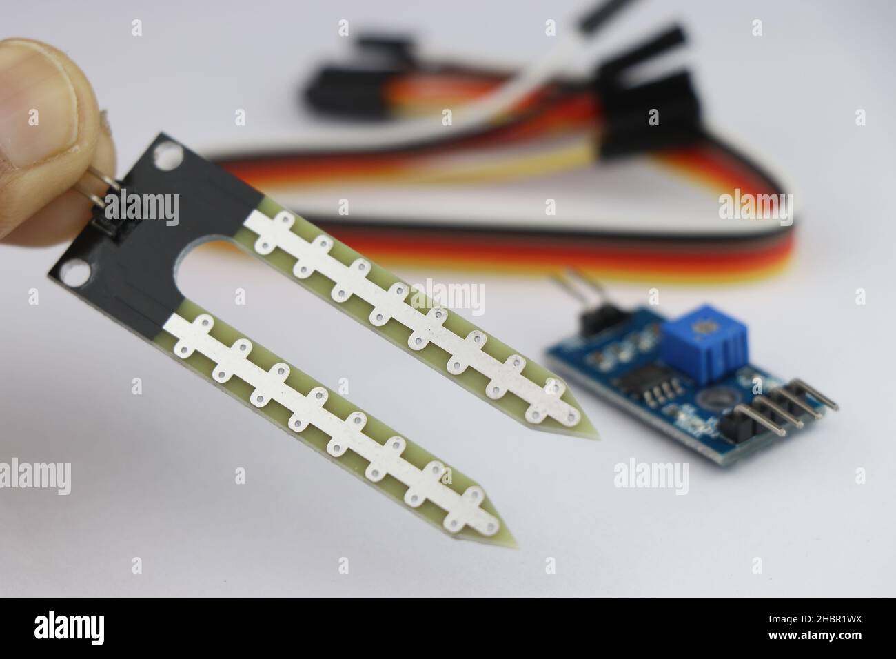 Modulo del sensore di umidità del terreno tenuto in mano, sensore di umidità del terreno o igrometro per progetti elettronici Foto Stock