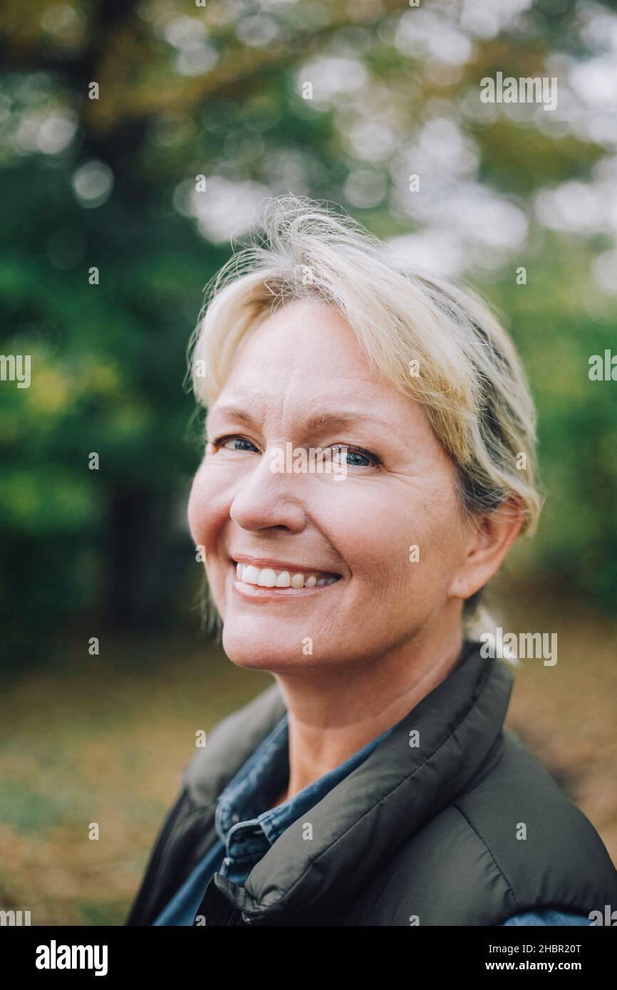 Ritratto di donna felice nel cortile posteriore Foto Stock