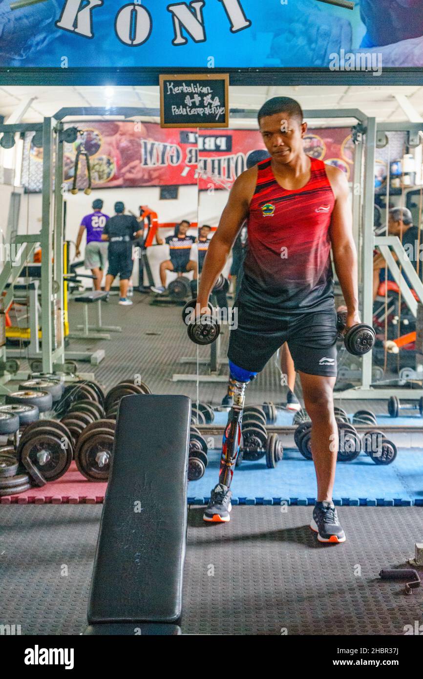 Mantenga il fitness del corpo alla palestra, esercitarsi nel sollevamento del peso e così via Foto Stock
