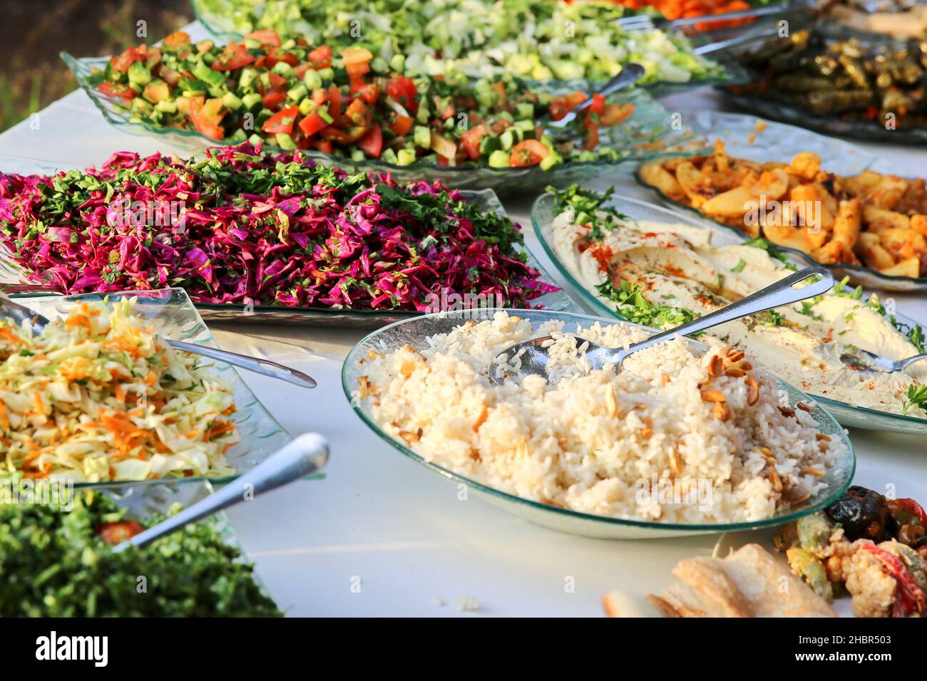 Ristorazione All'aperto. Un salad bar su un tavolo da buffet Foto Stock