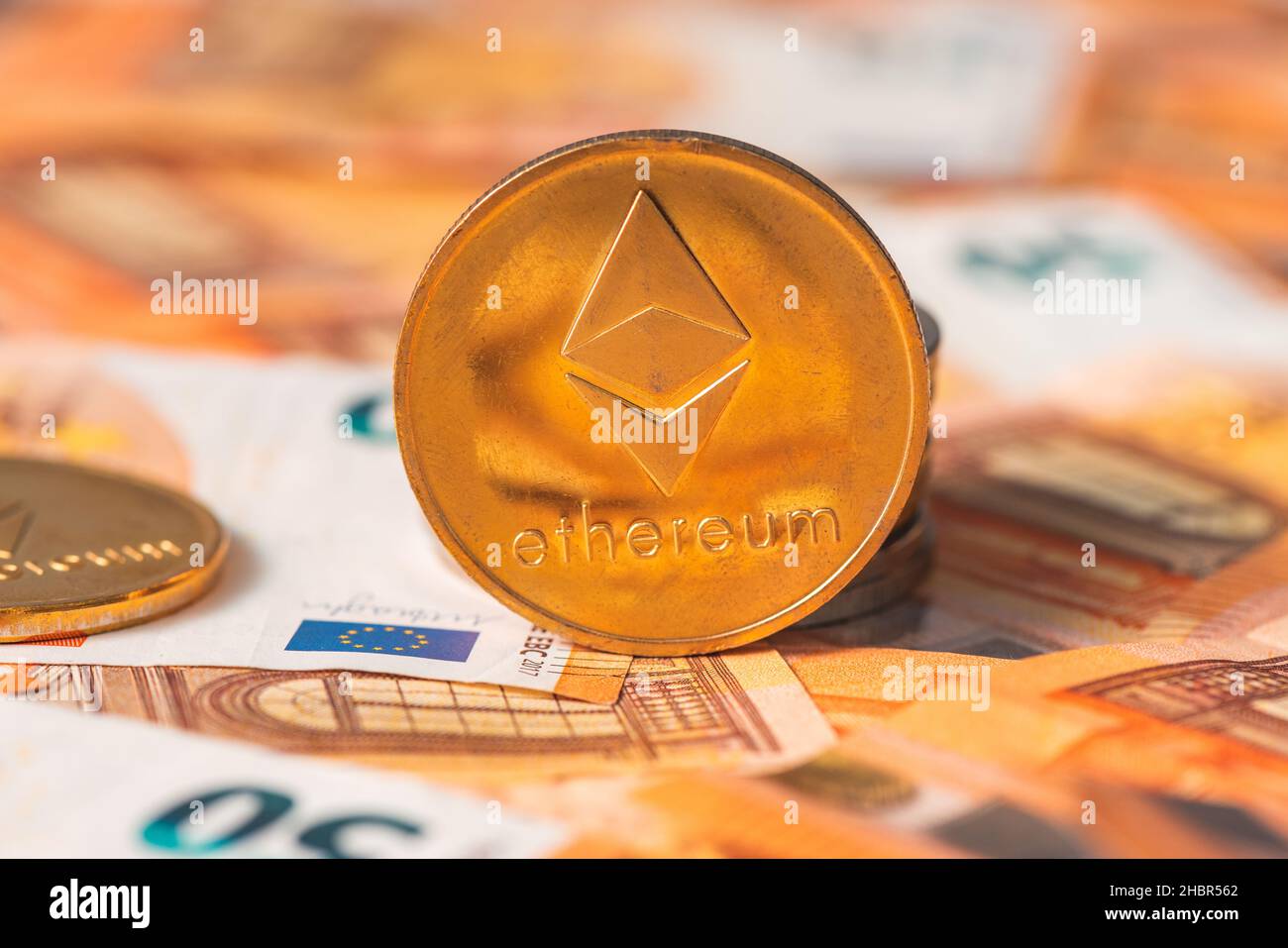 Ethereum monete e banconote in euro per cambio valuta concetto, fuoco selettivo Foto Stock