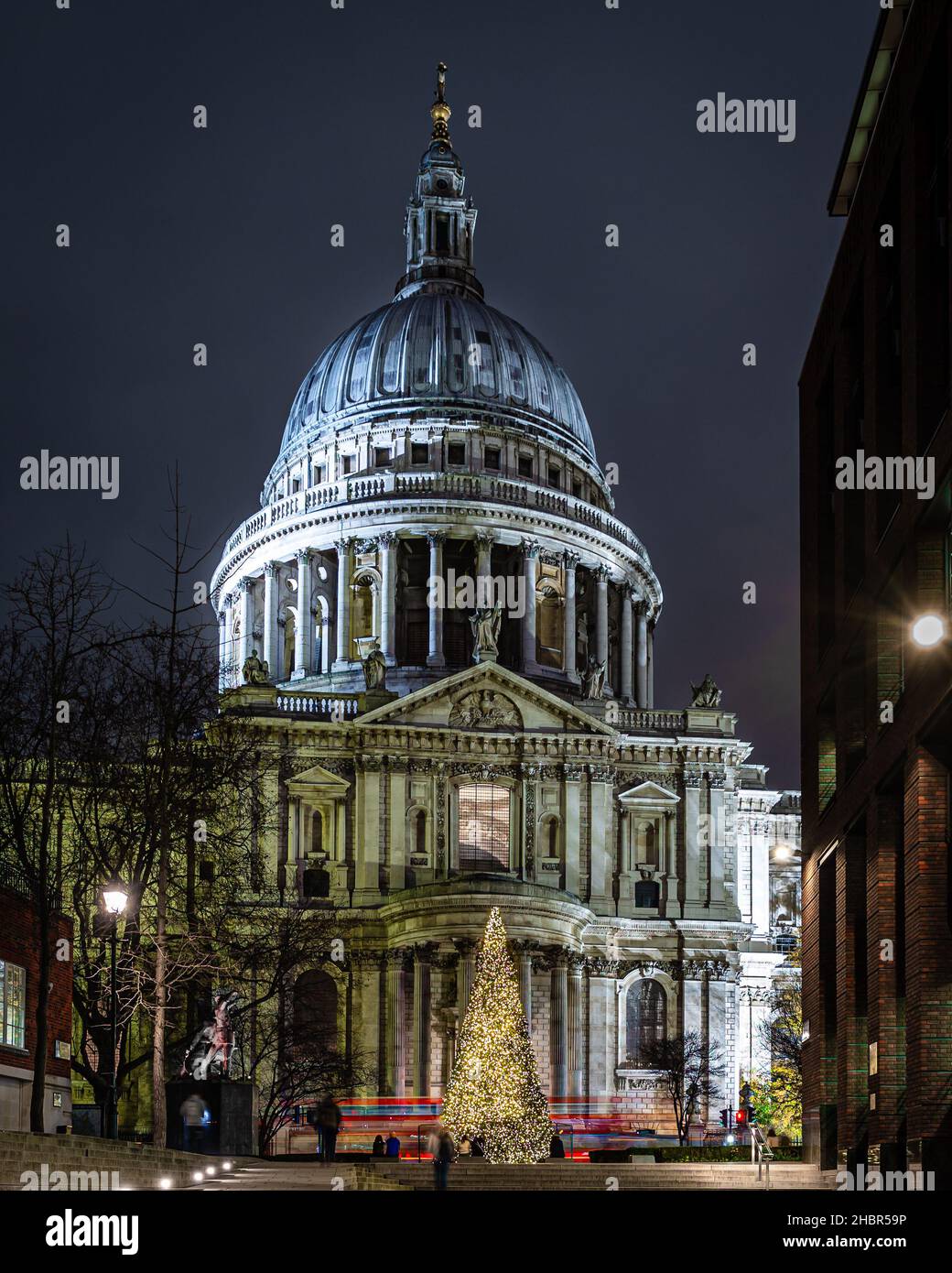 Luci di Natale a Londra, fuori dalla cattedrale di St Paul, 2021 Foto Stock