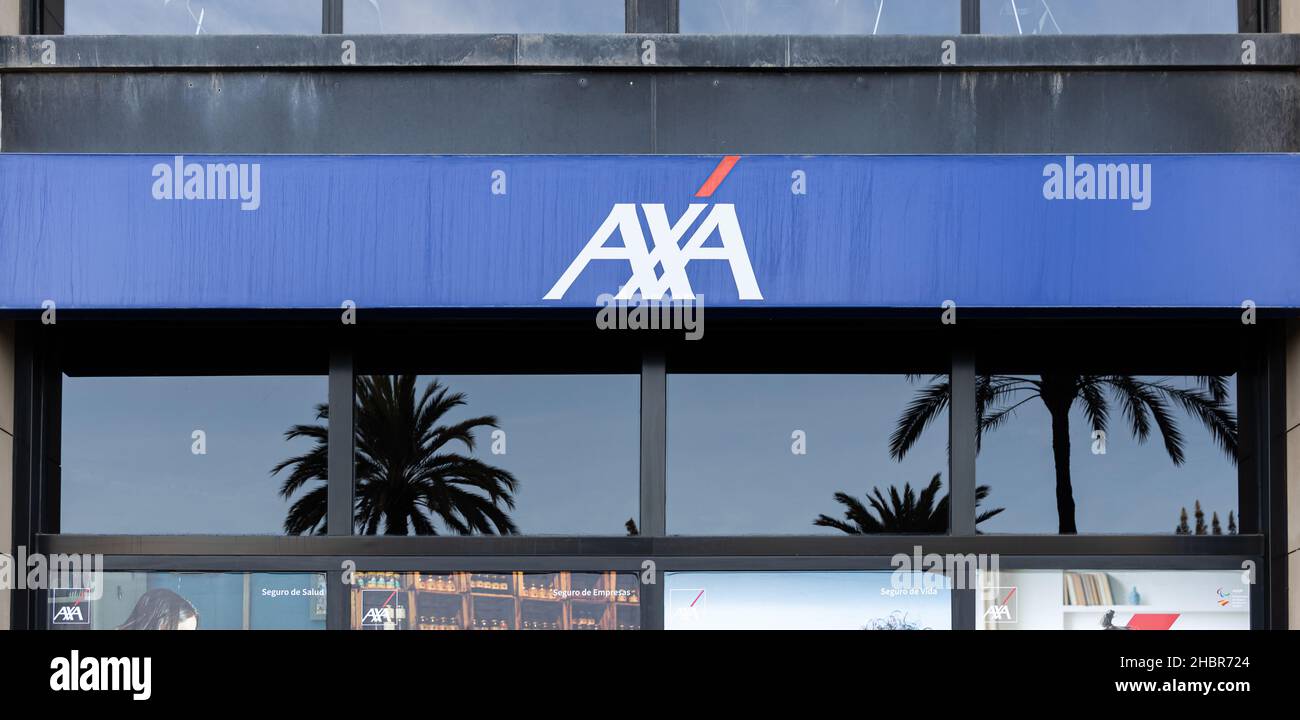 VALENCIA, SPAGNA - 20 DICEMBRE 2021: AXA è una multinazionale francese di assicurazioni Foto Stock