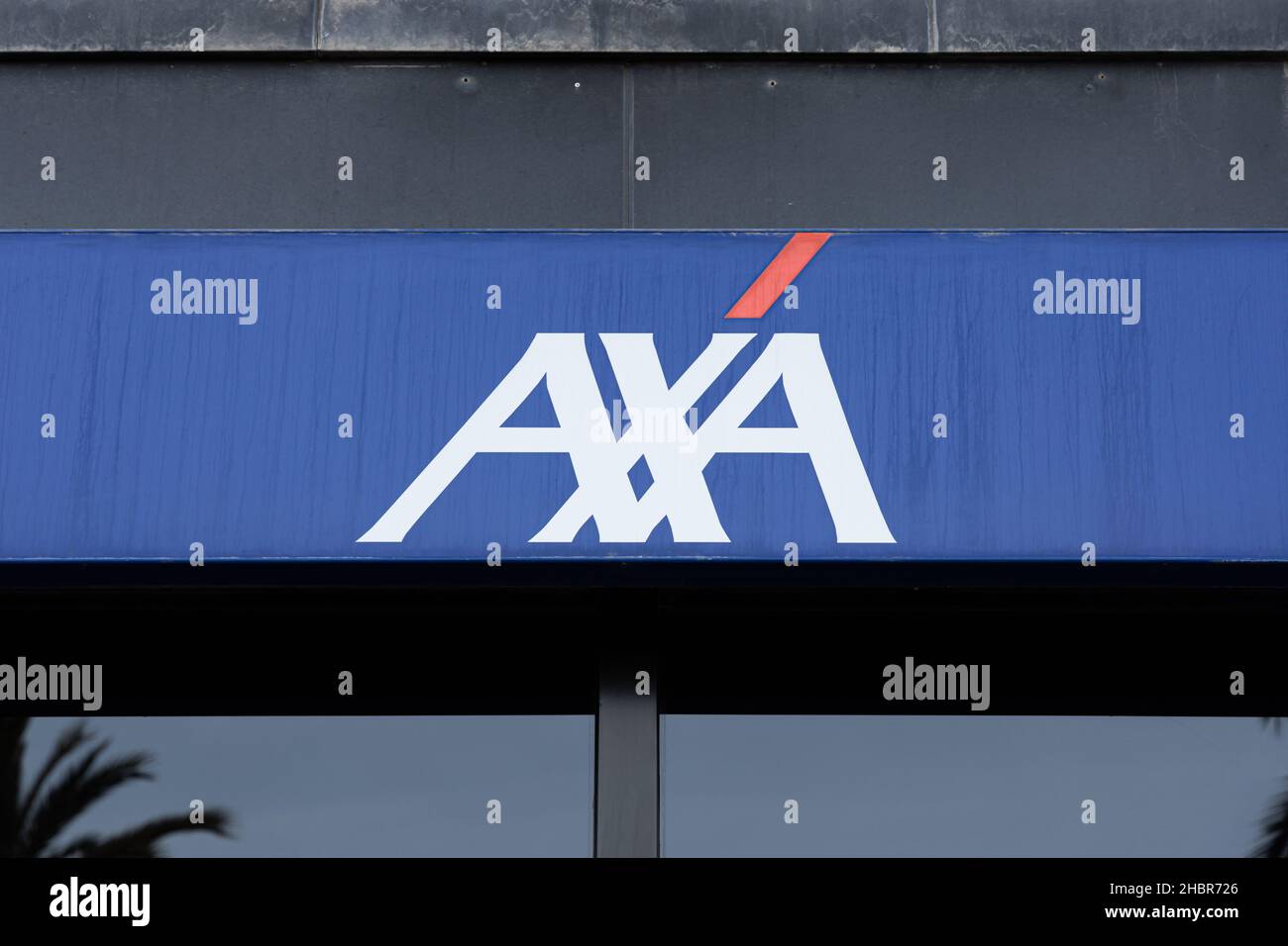VALENCIA, SPAGNA - 20 DICEMBRE 2021: AXA è una multinazionale francese di assicurazioni Foto Stock