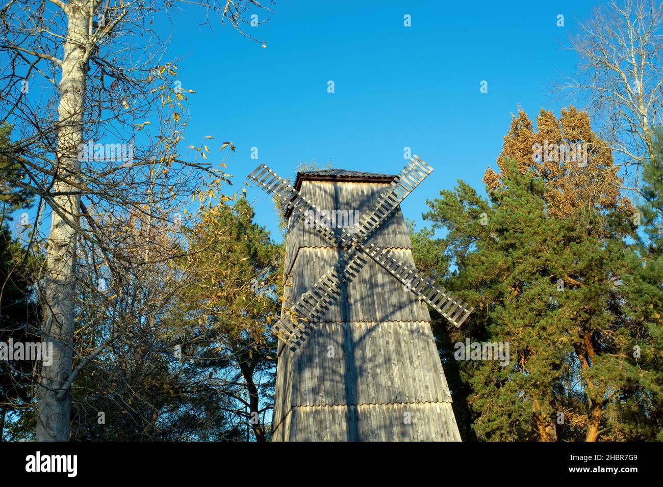 vecchio mulino contro il cielo blu, in autunno Foto Stock